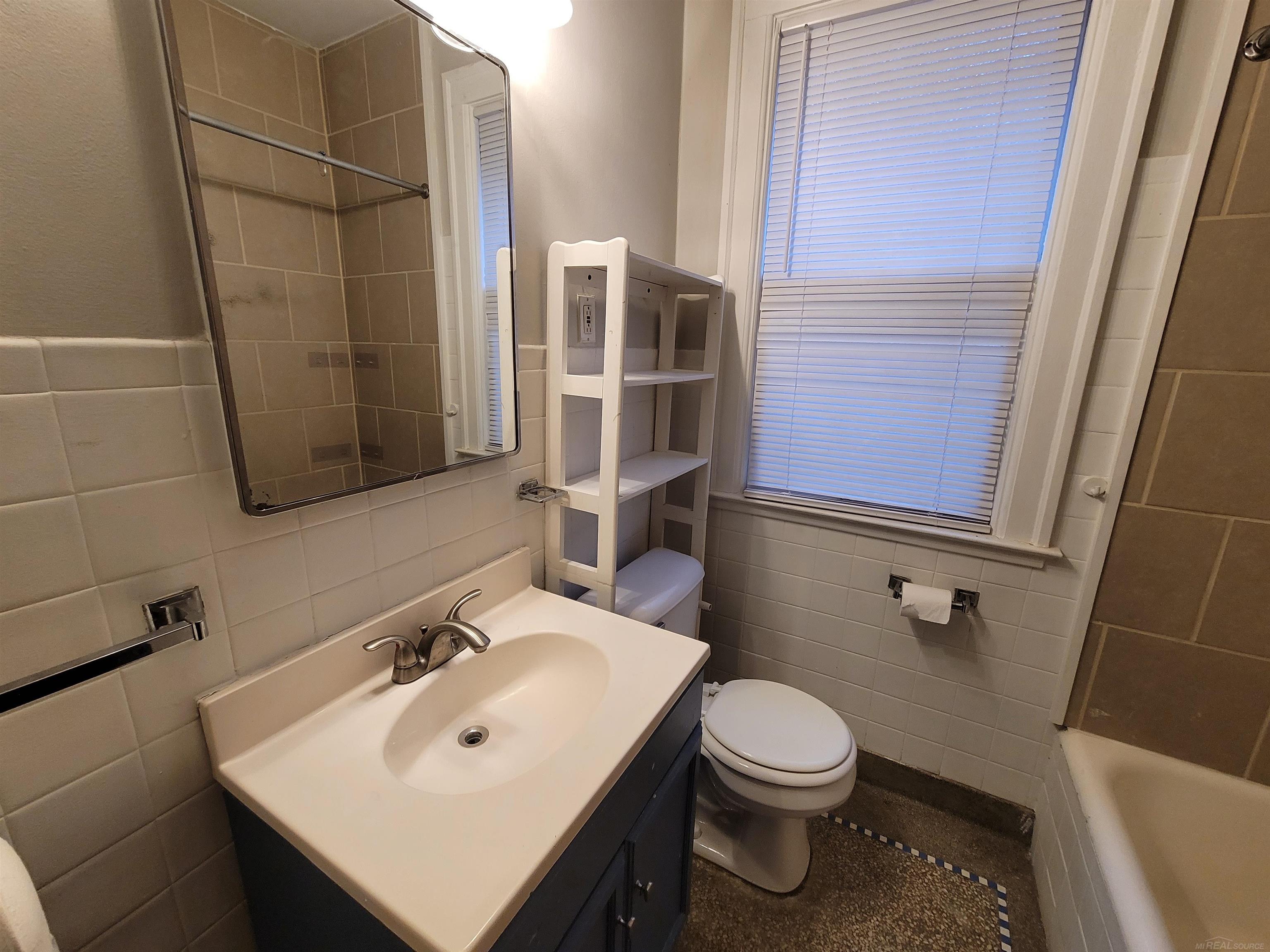 895 Beaconsfield Avenue Property Photo 5