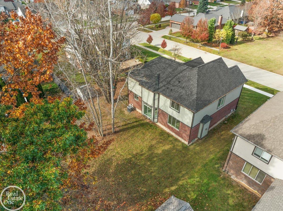 22106 Grove Drive Property Photo 7