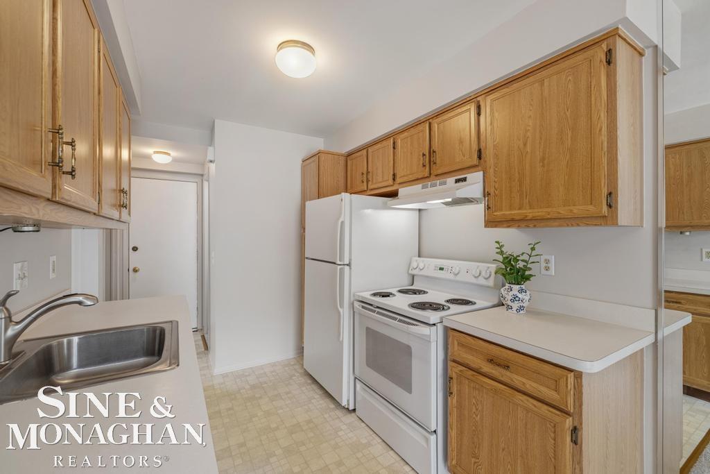 24151 Meadow Bridge Drive Property Photo 11