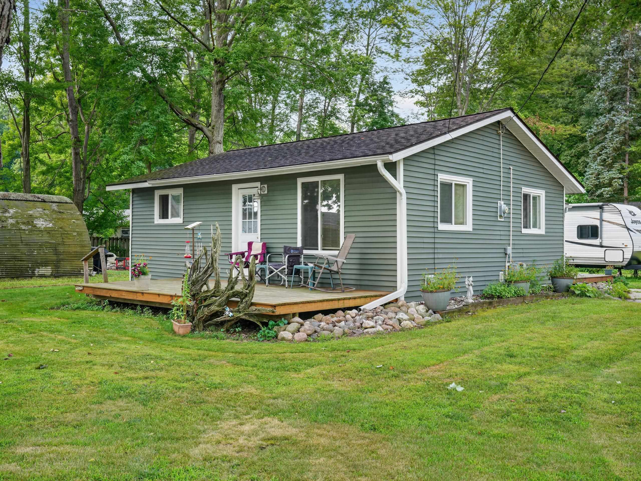 3091 N Lake Avenue Property Photo 1