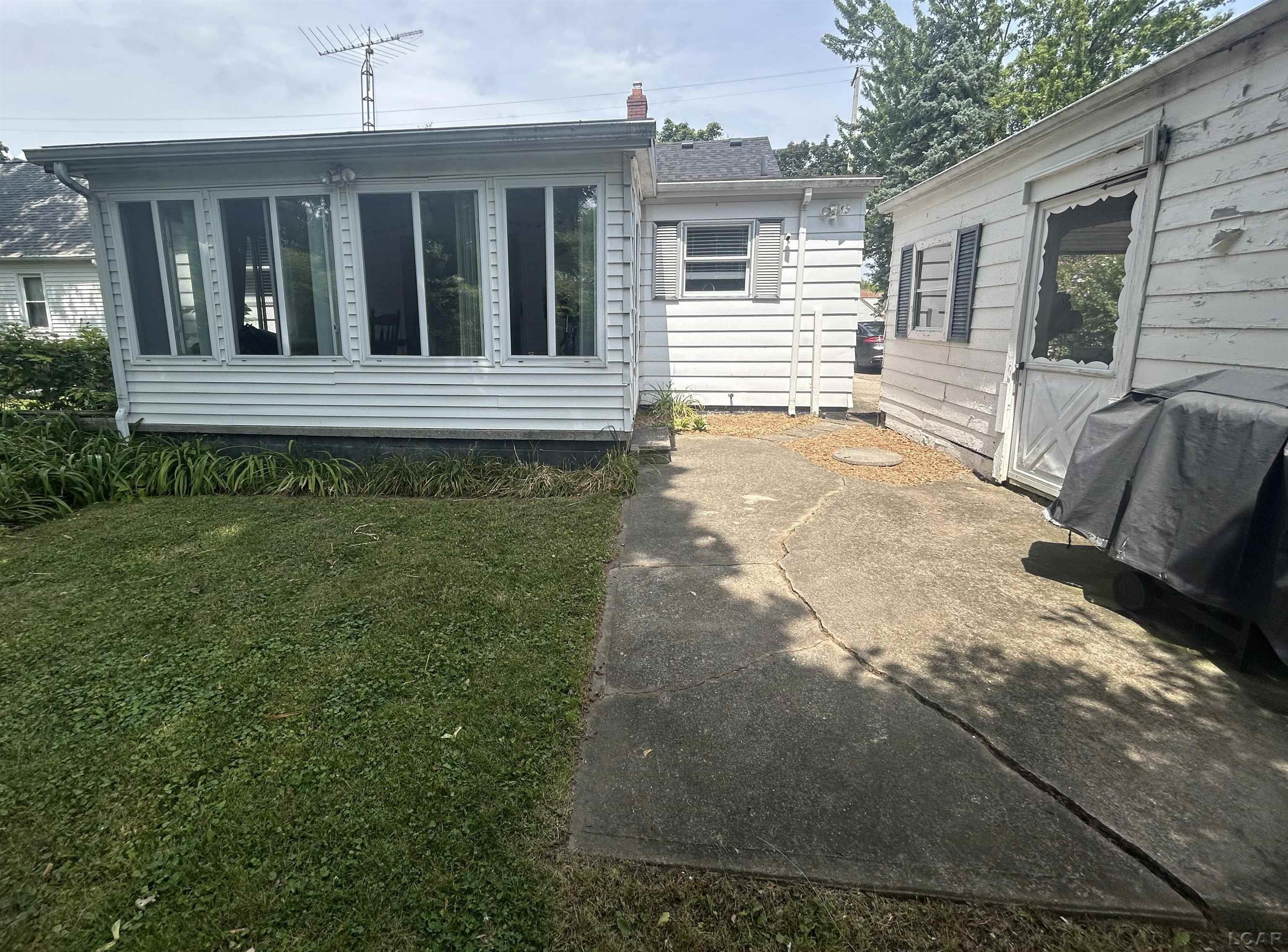 1229 University Avenue Property Photo 32