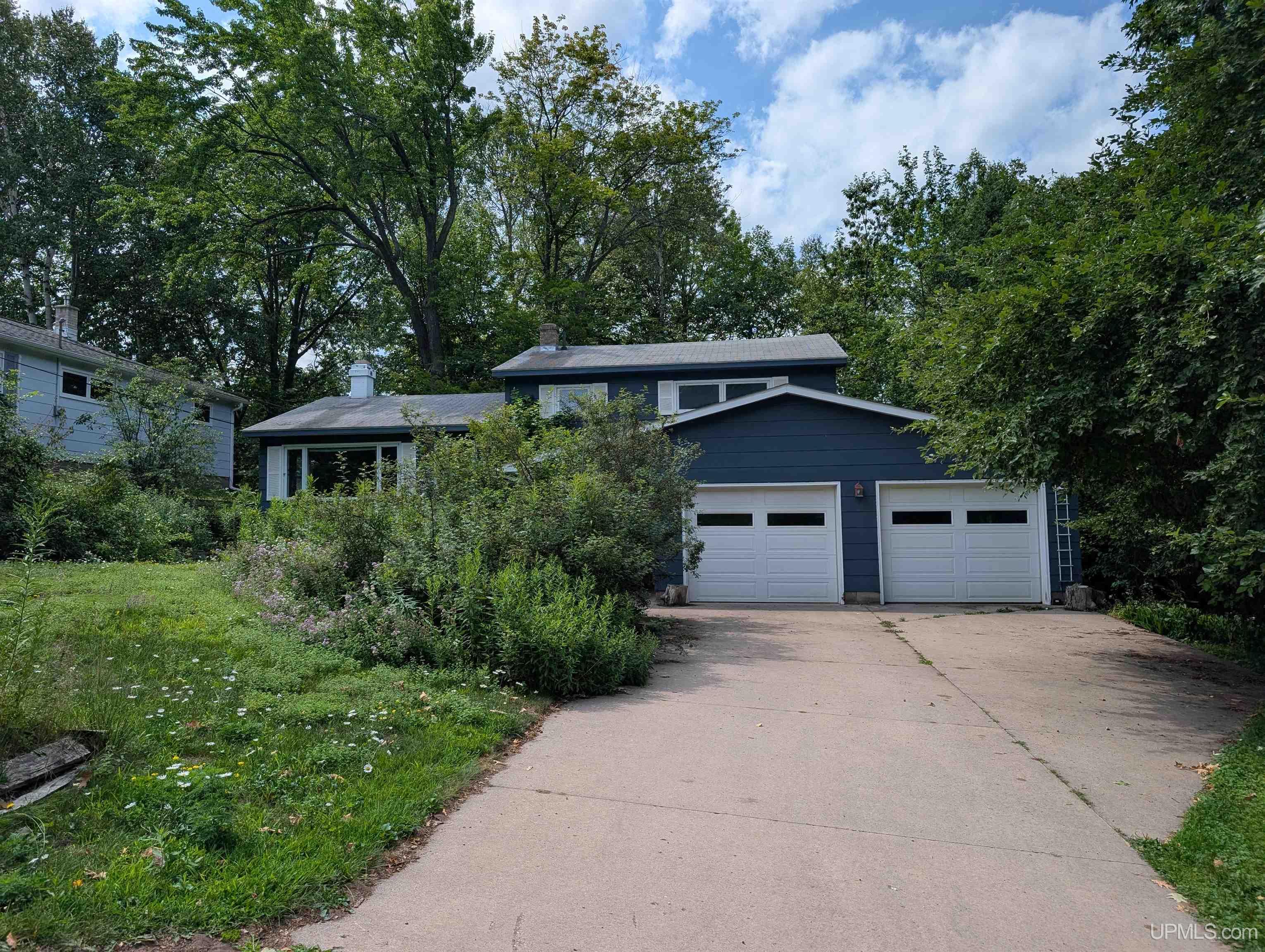 2 E Nicolet Boulevard Property Photo 1