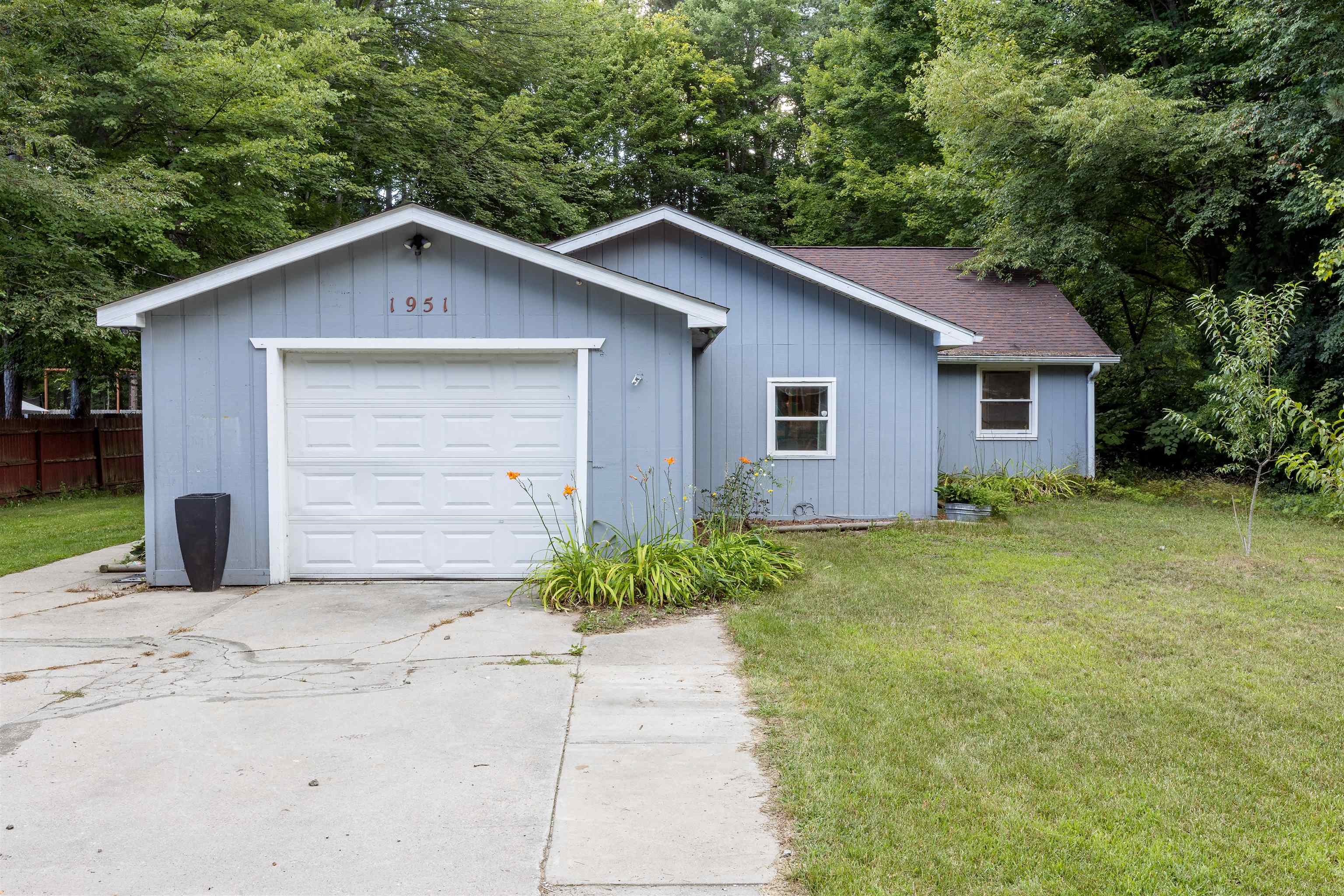 1951 N Hope Road Property Photo 3