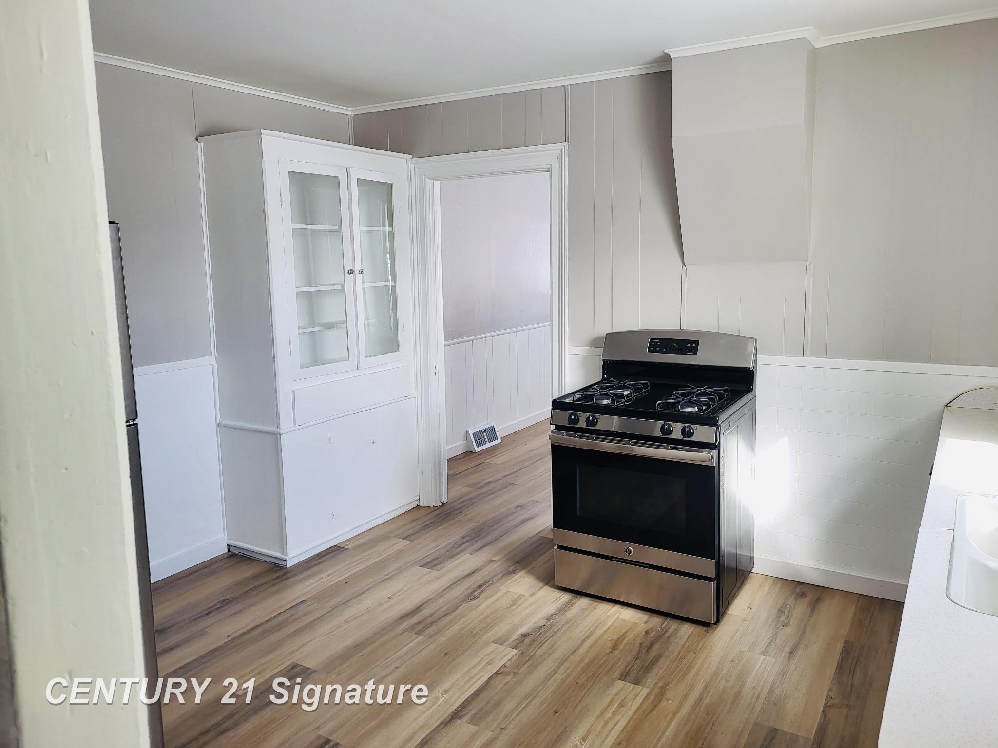 721 Lyon Street Property Photo 5