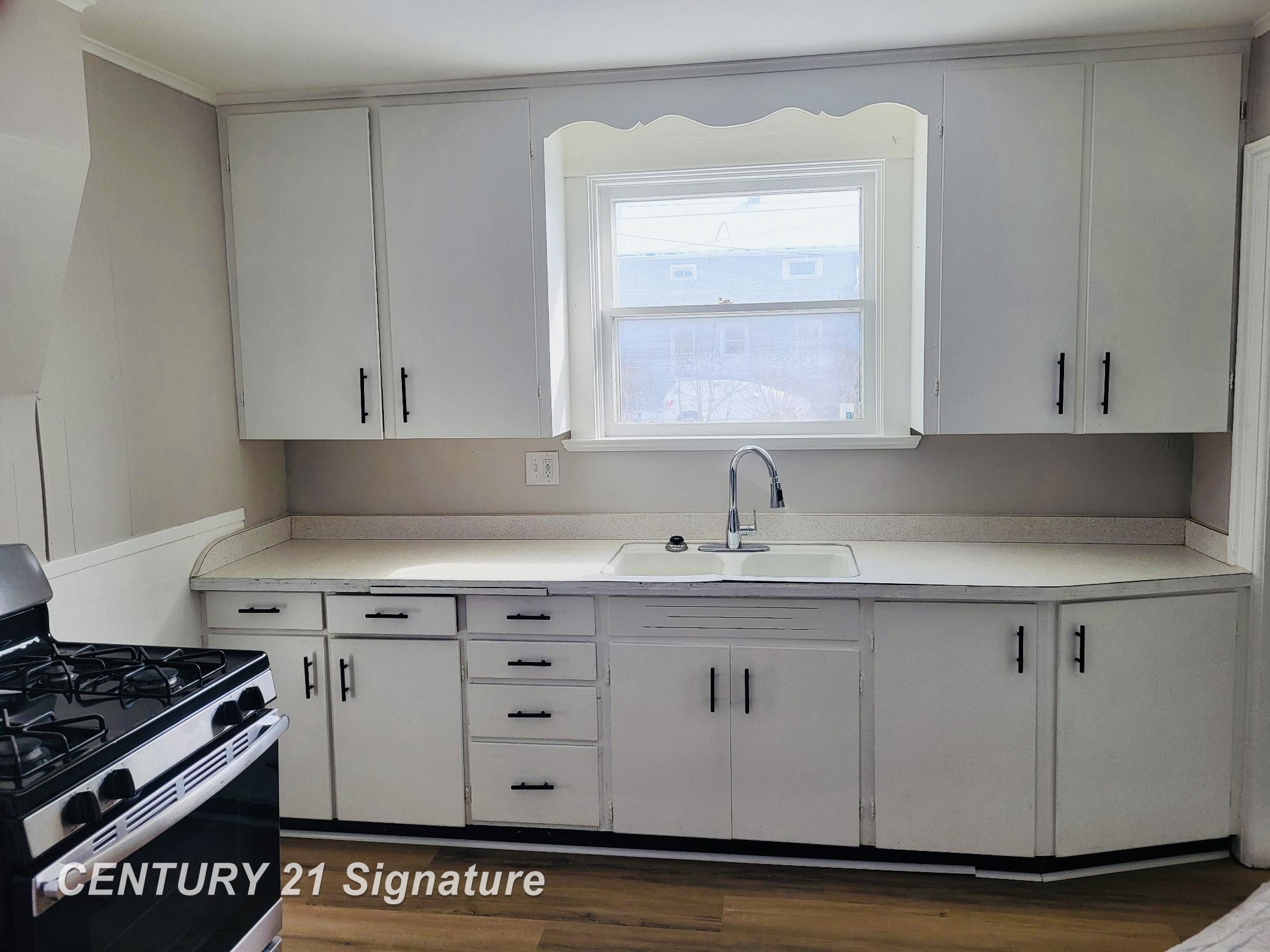 721 Lyon Street Property Photo 7