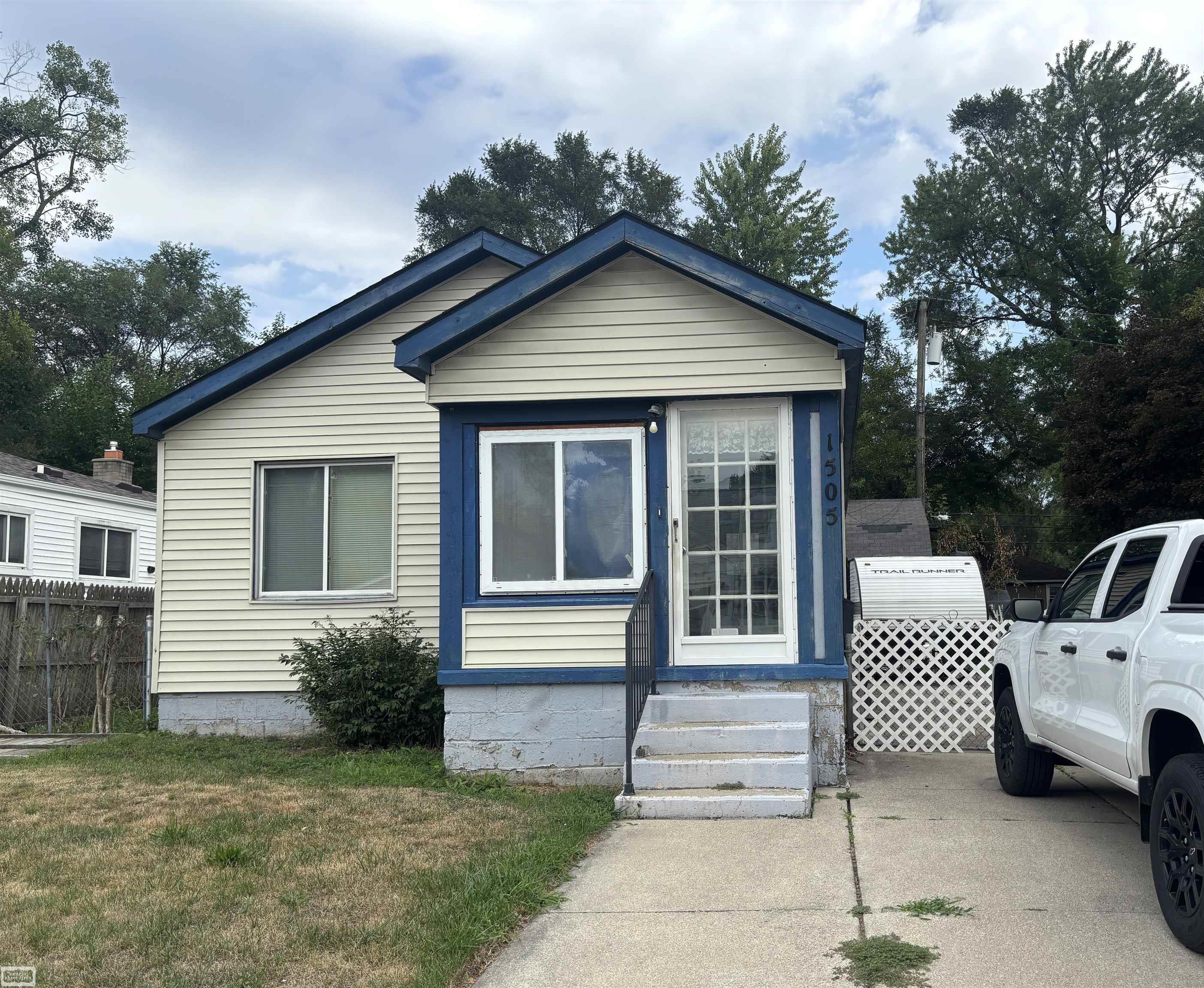 1505 E Jarvis Avenue Property Photo 1