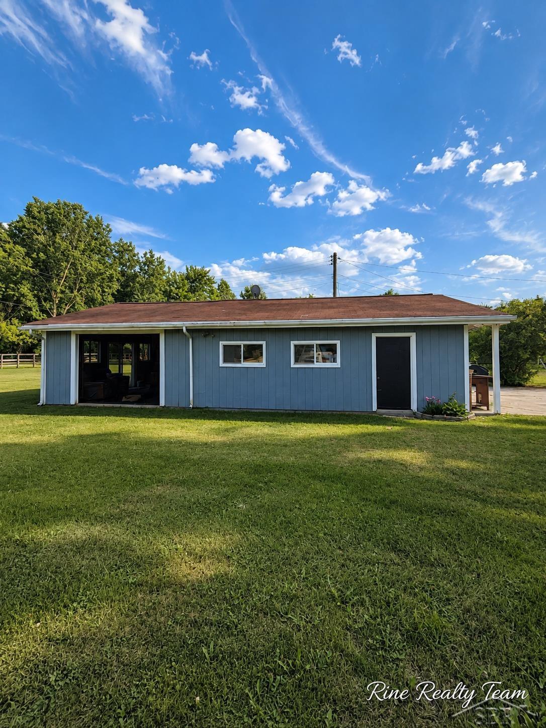 21991 Huron River Drive Property Photo 6