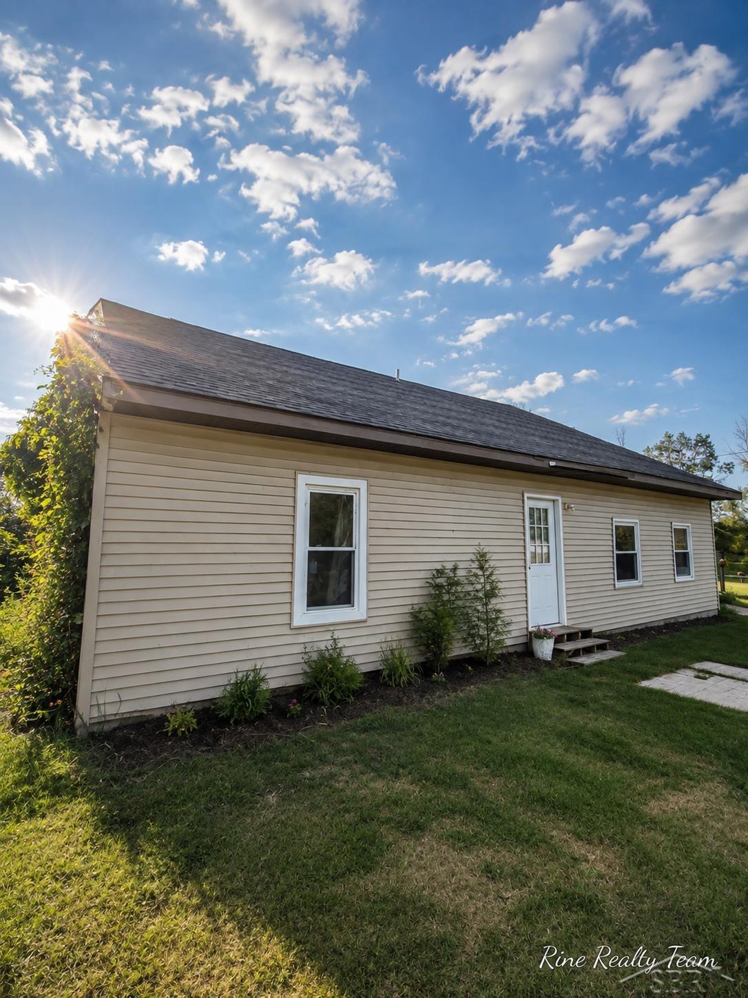 2561 E Manor Road Property Photo 4