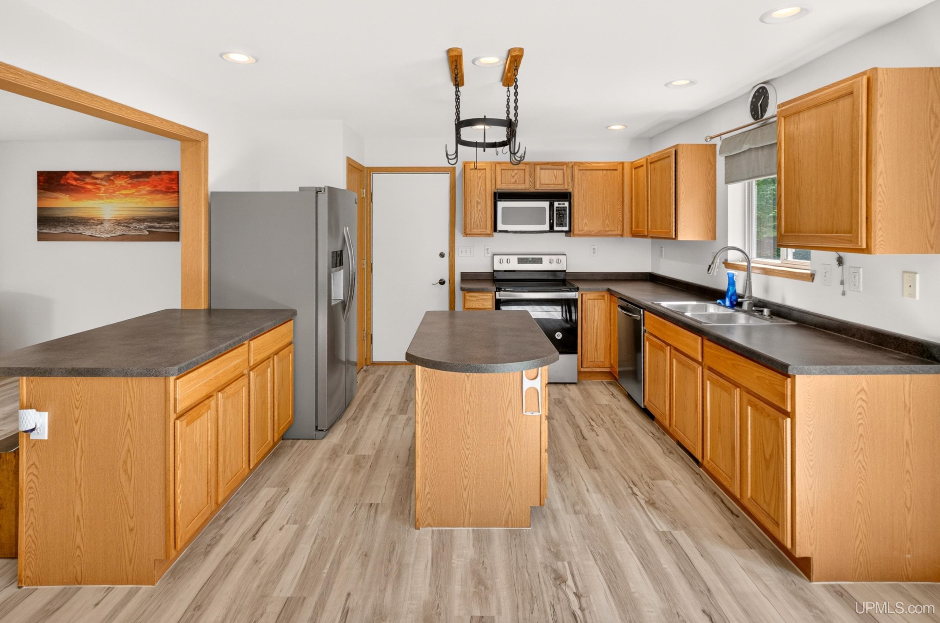 1675 Ellsworth Drive Property Photo 3