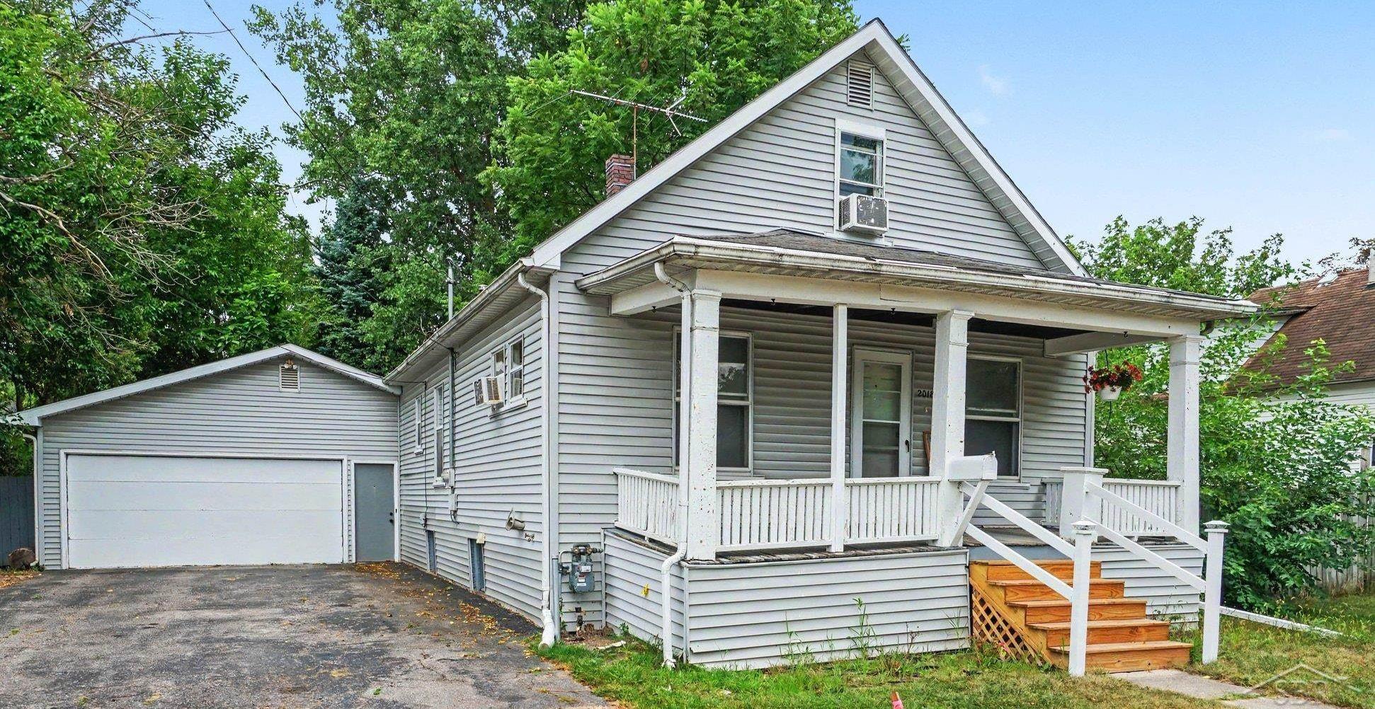2018 N Woodbridge Street Property Photo 1