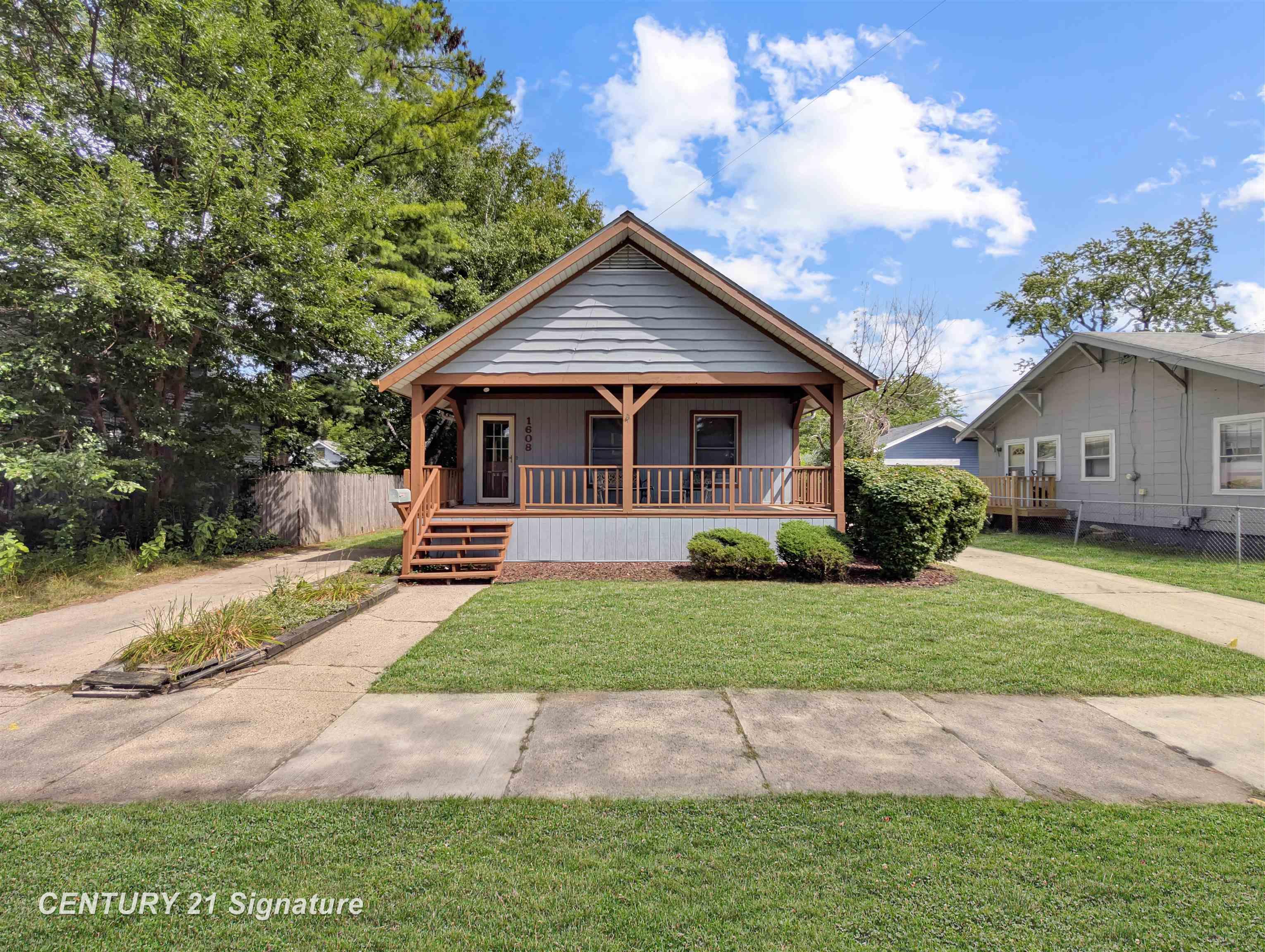 1608 N Oakley Street Property Photo 1