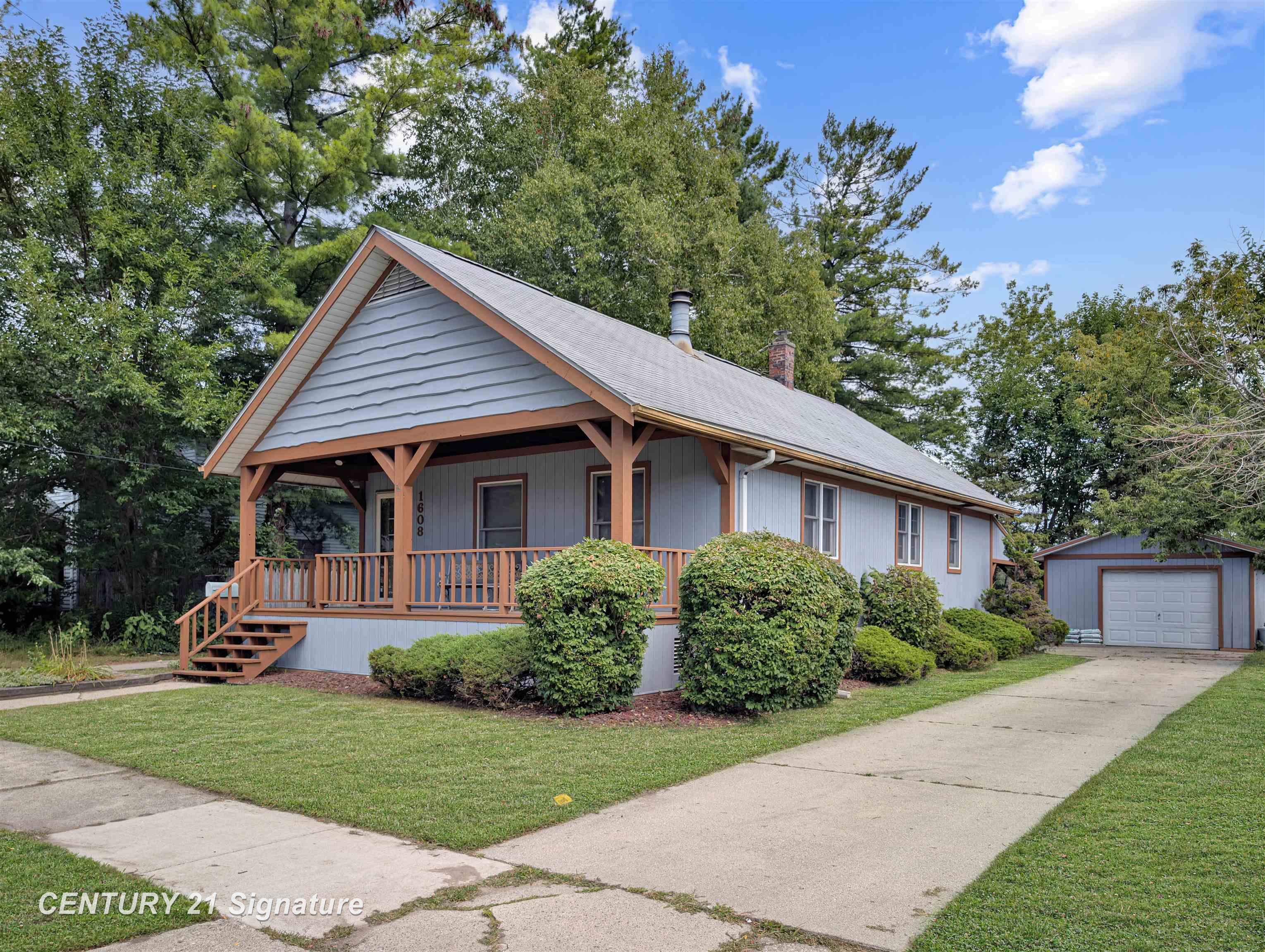 1608 N Oakley Street Property Photo 2