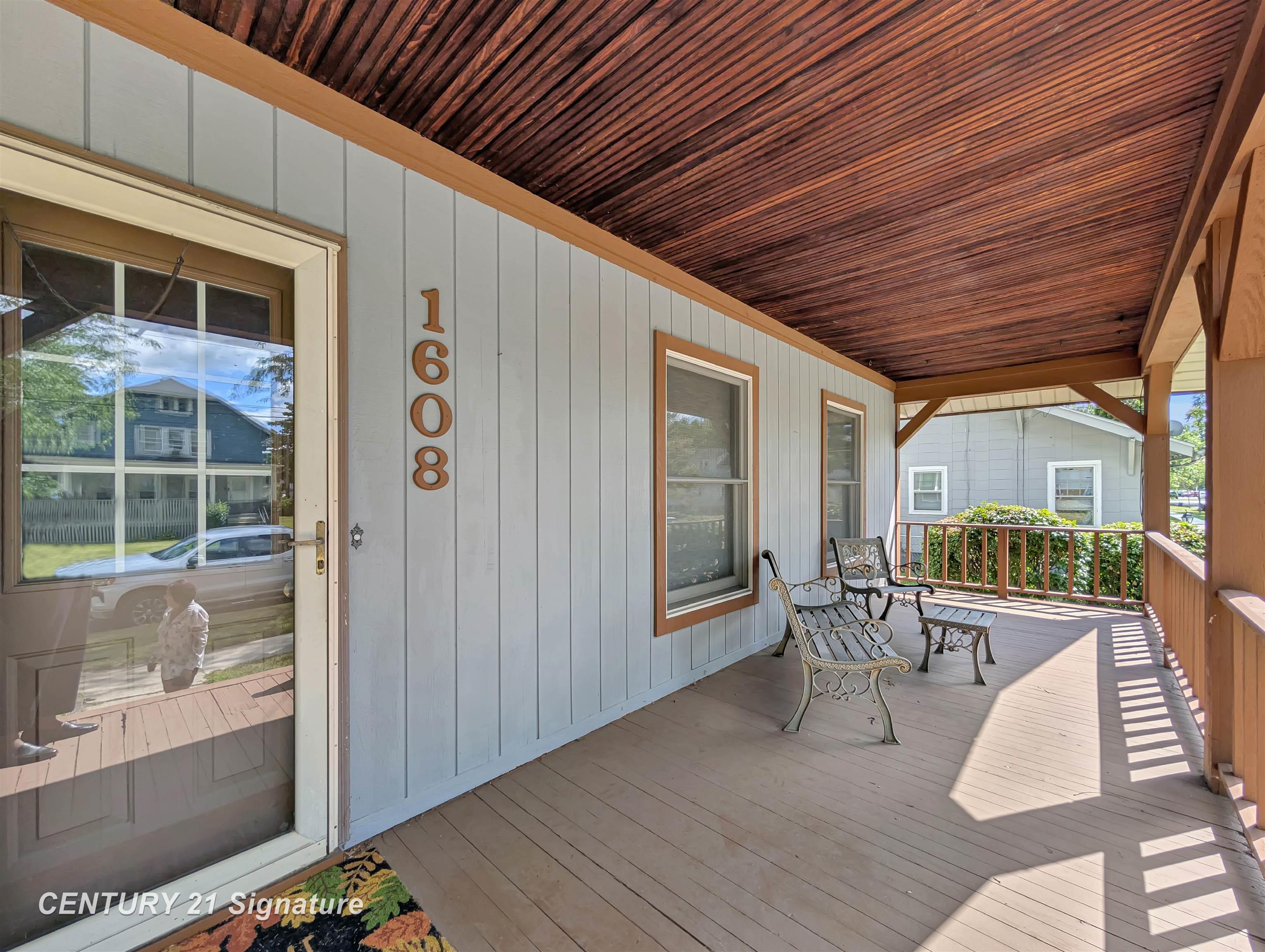 1608 N Oakley Street Property Photo 4