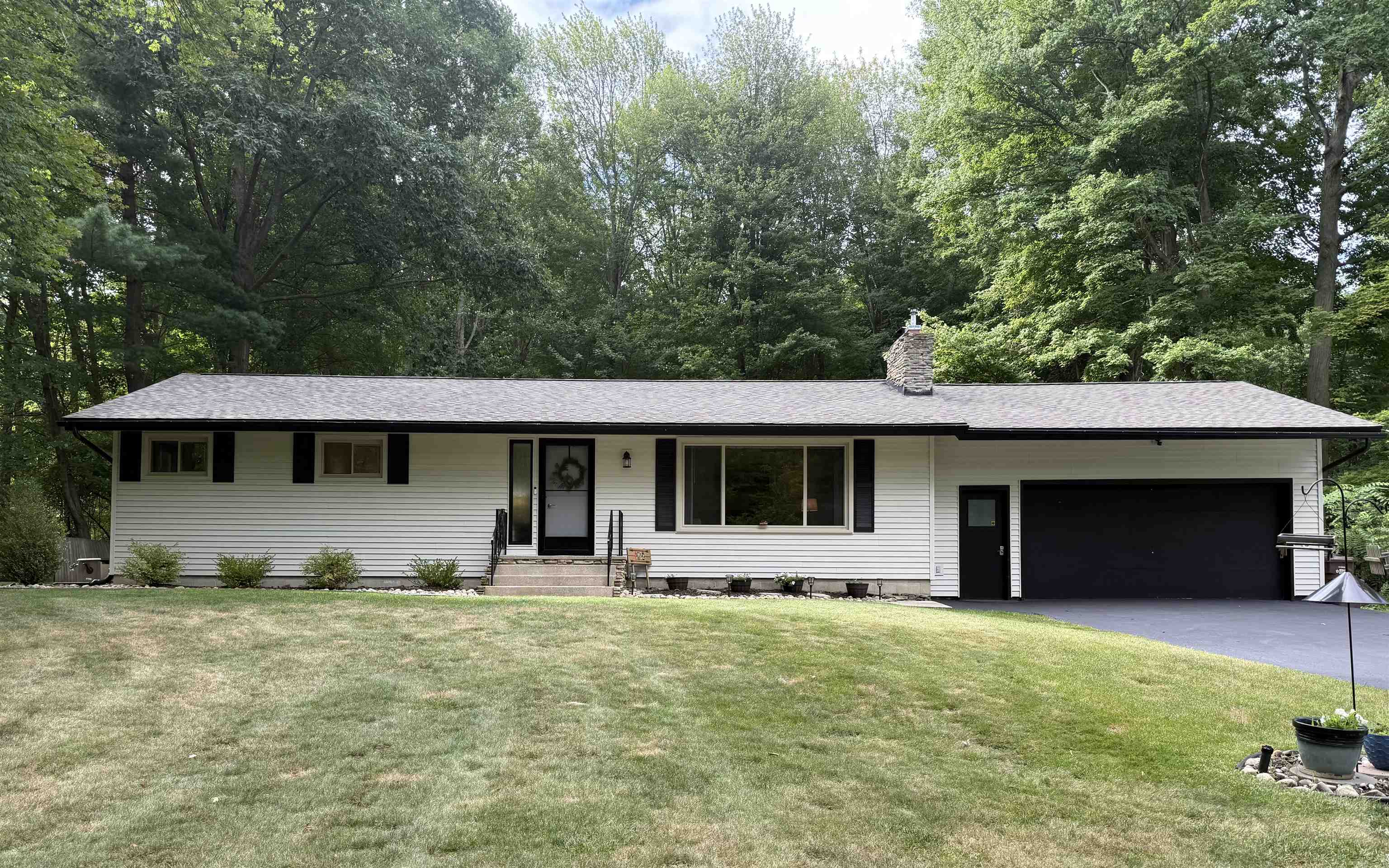 3952 E Kens Lane Property Photo 1