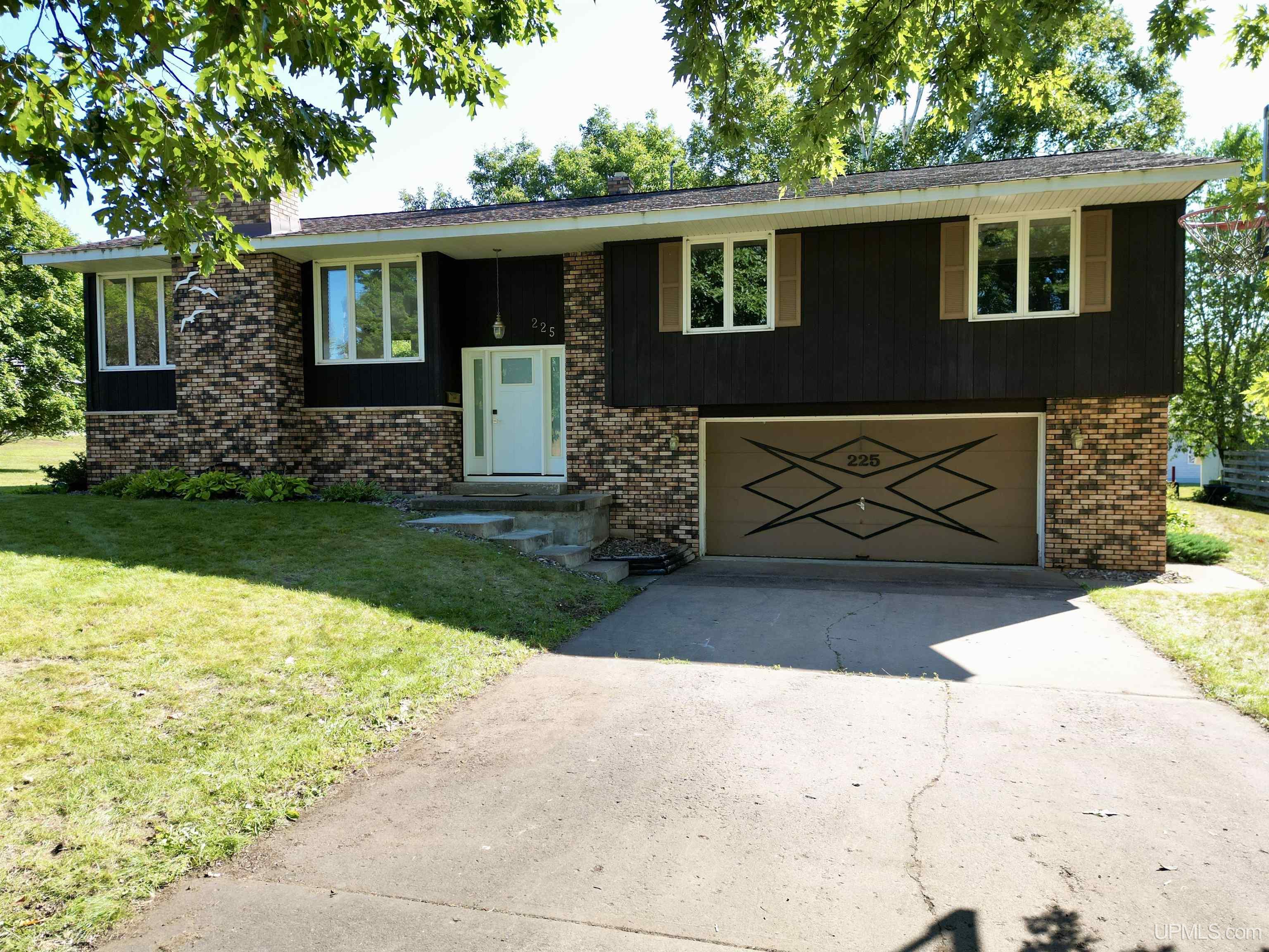 225 S Lilac Street Property Photo 1