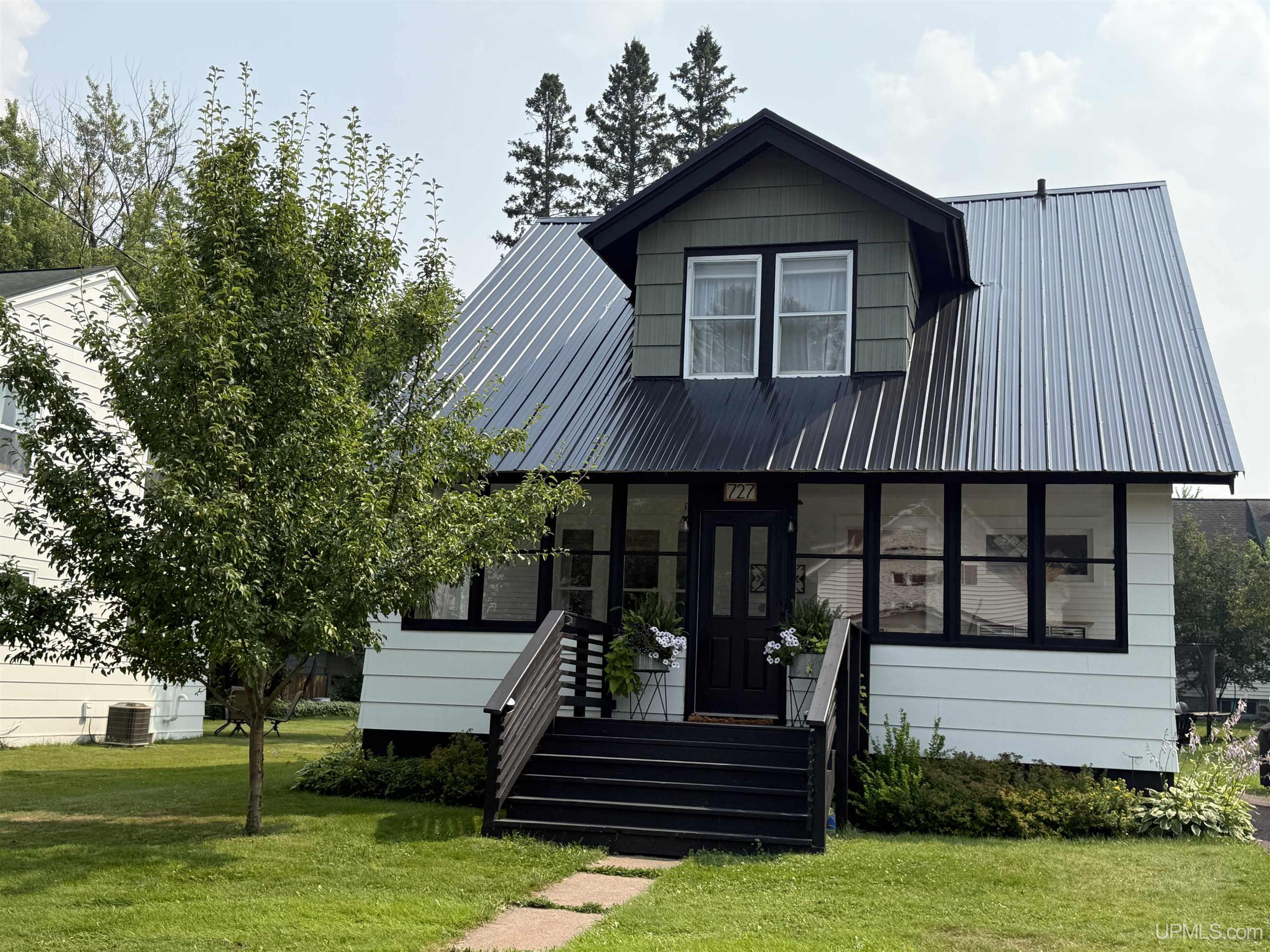727 Hedin Avenue Property Photo 1
