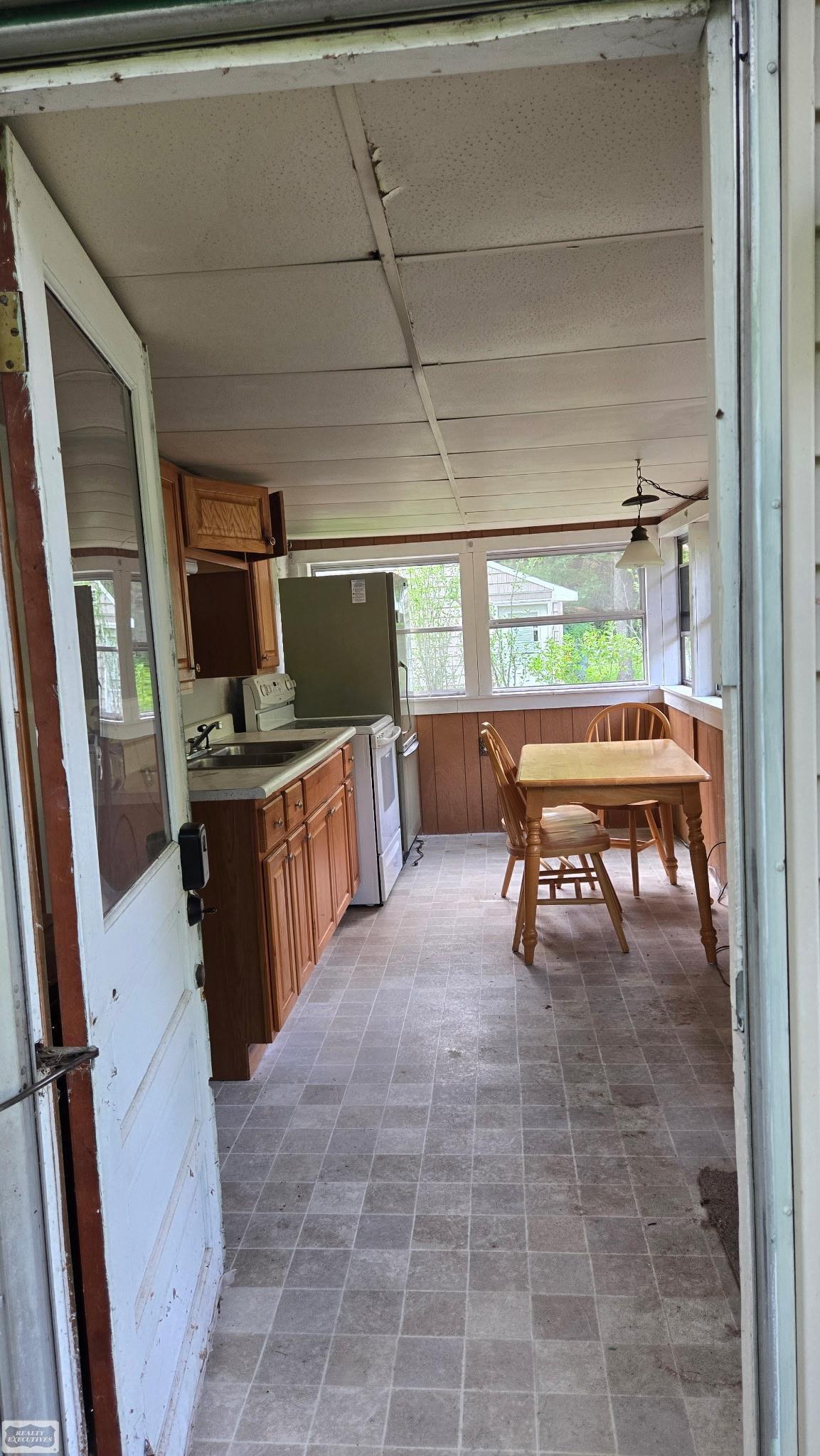 4875 Highland Court Property Photo 4