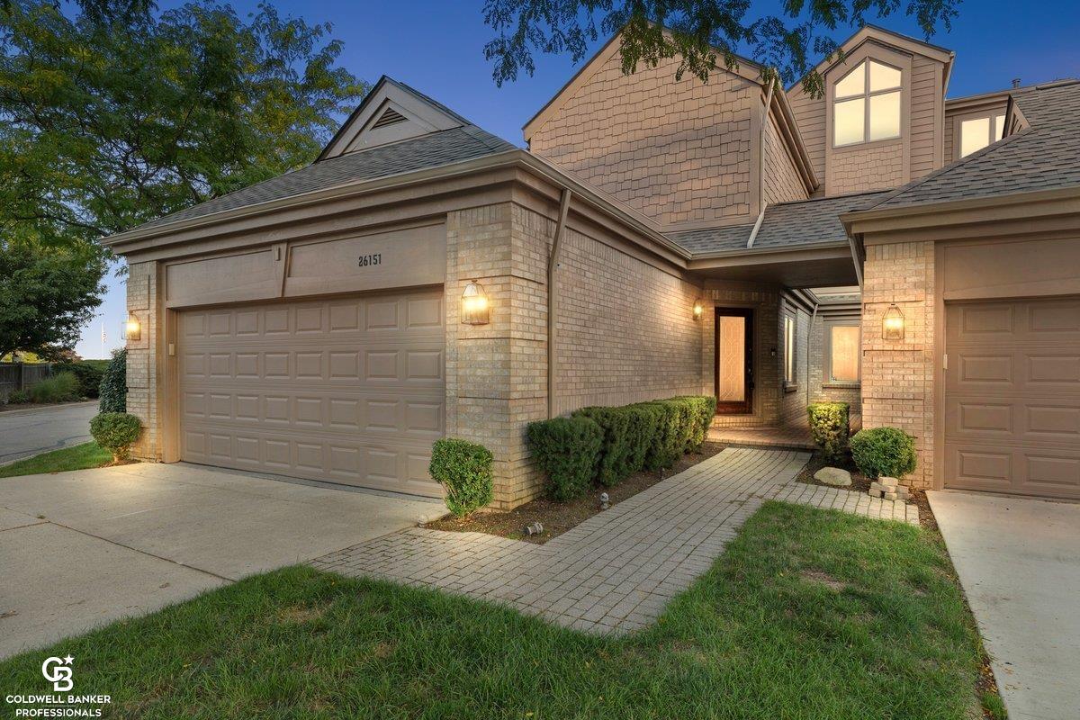 26151 Harbour Pointe Dr N Drive Property Photo 1