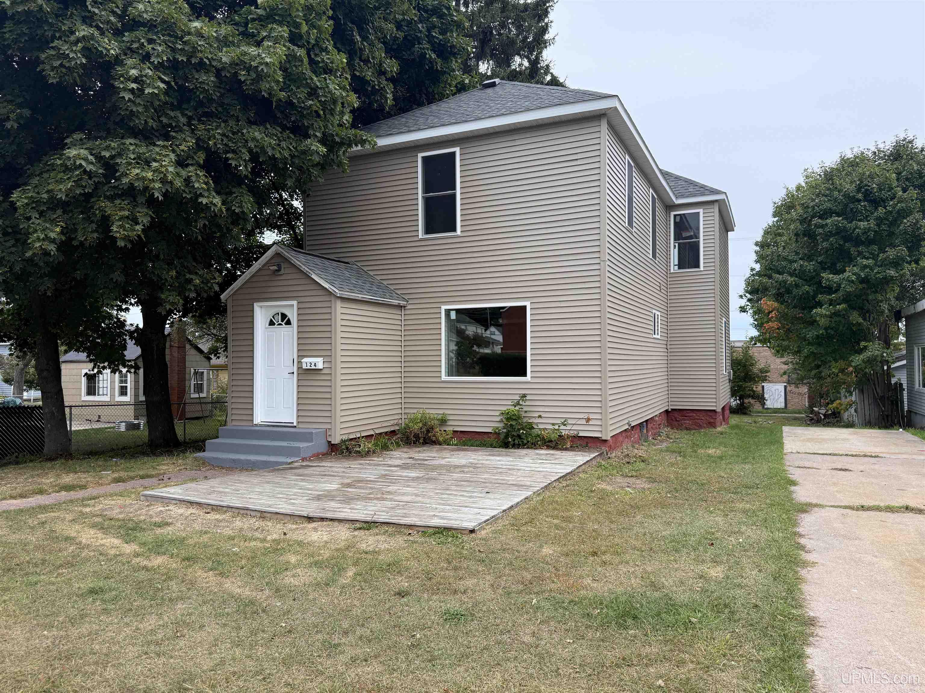 124 W Onota Street Property Photo 1