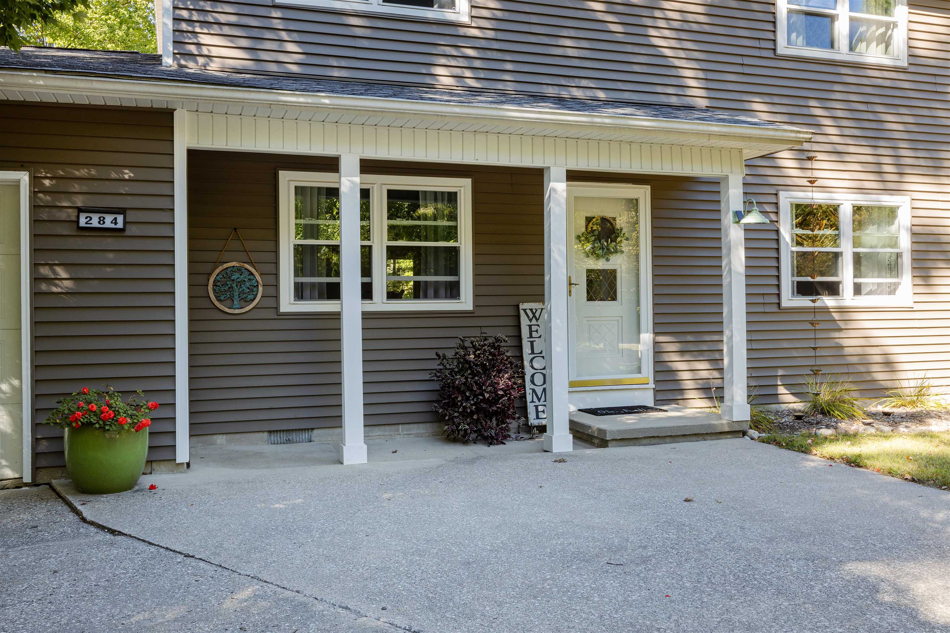 284 W Love Road Property Photo 1