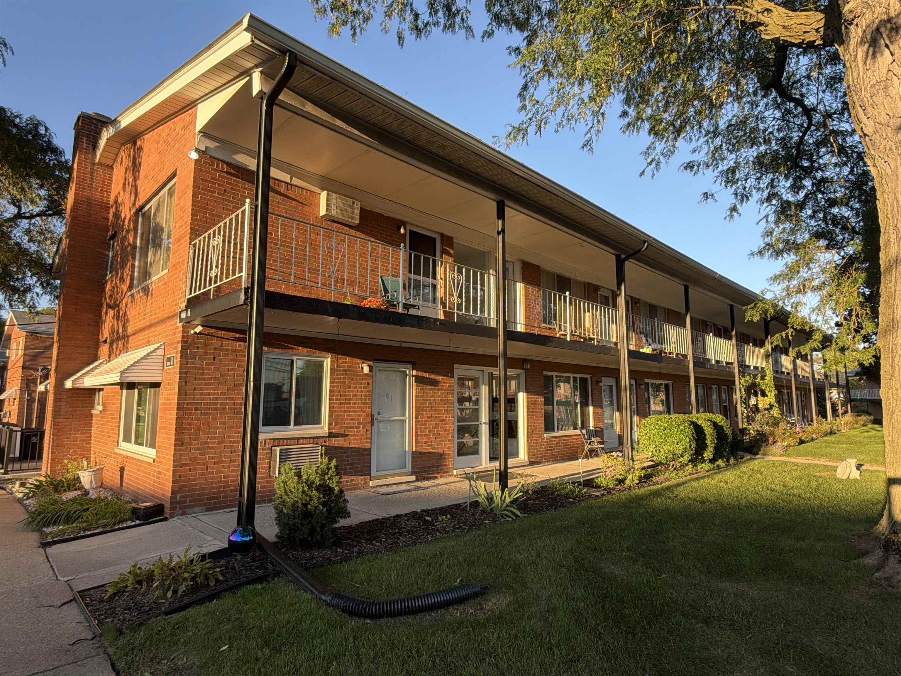 2121 Clawson Avenue Property Photo 1