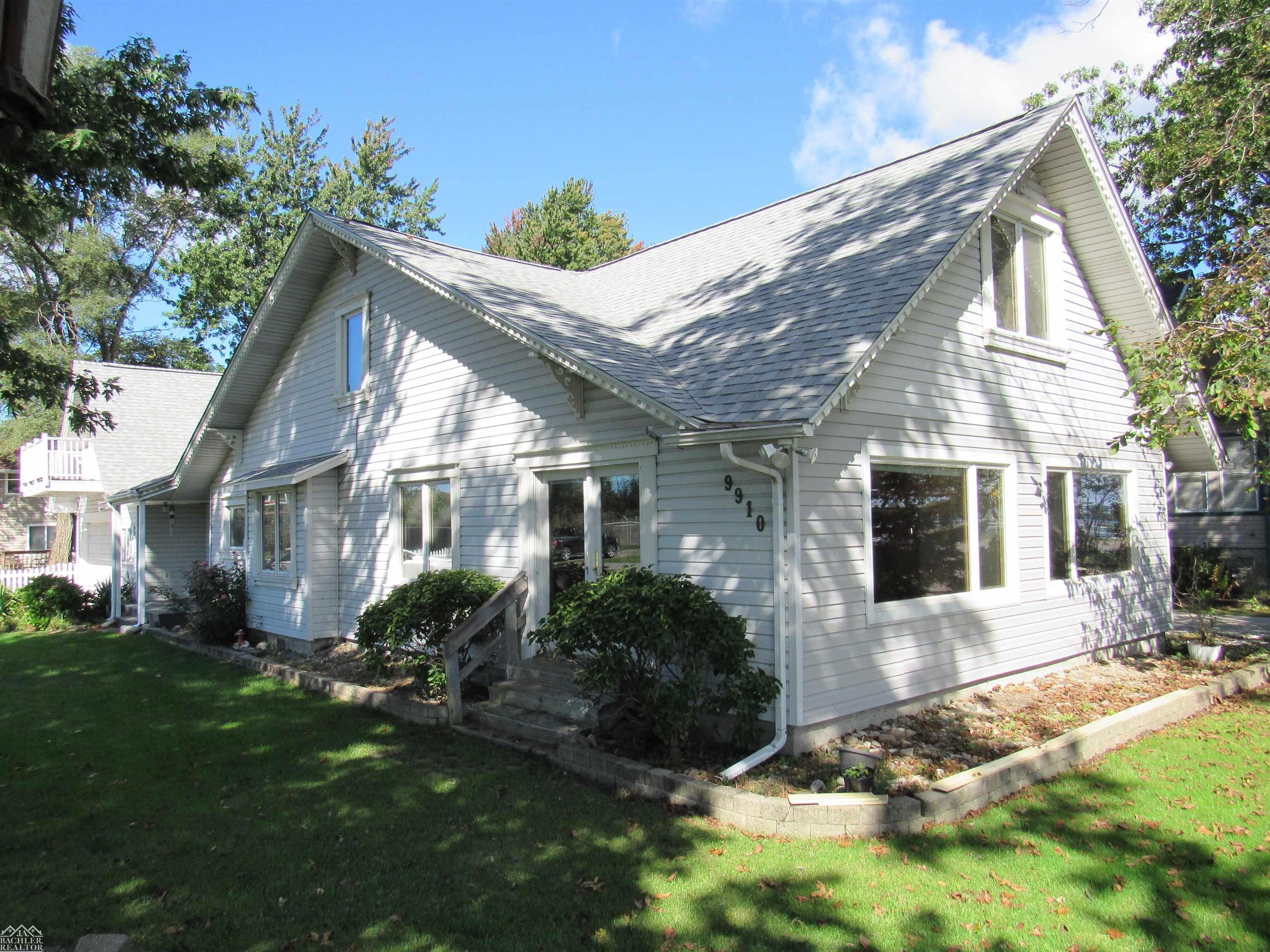 9910 N River Road Property Photo 1