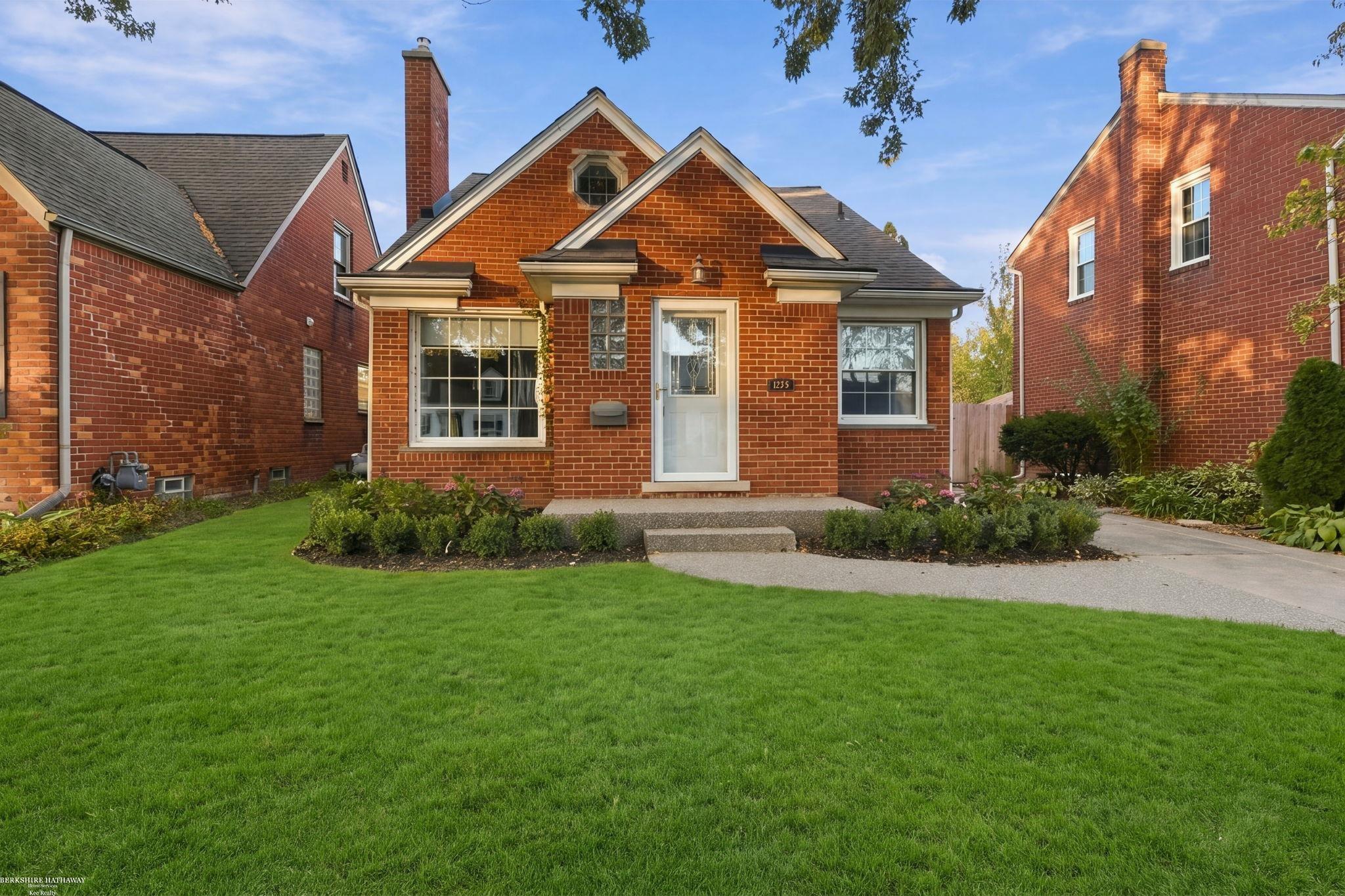 1258 Roslyn Road Property Photo 1