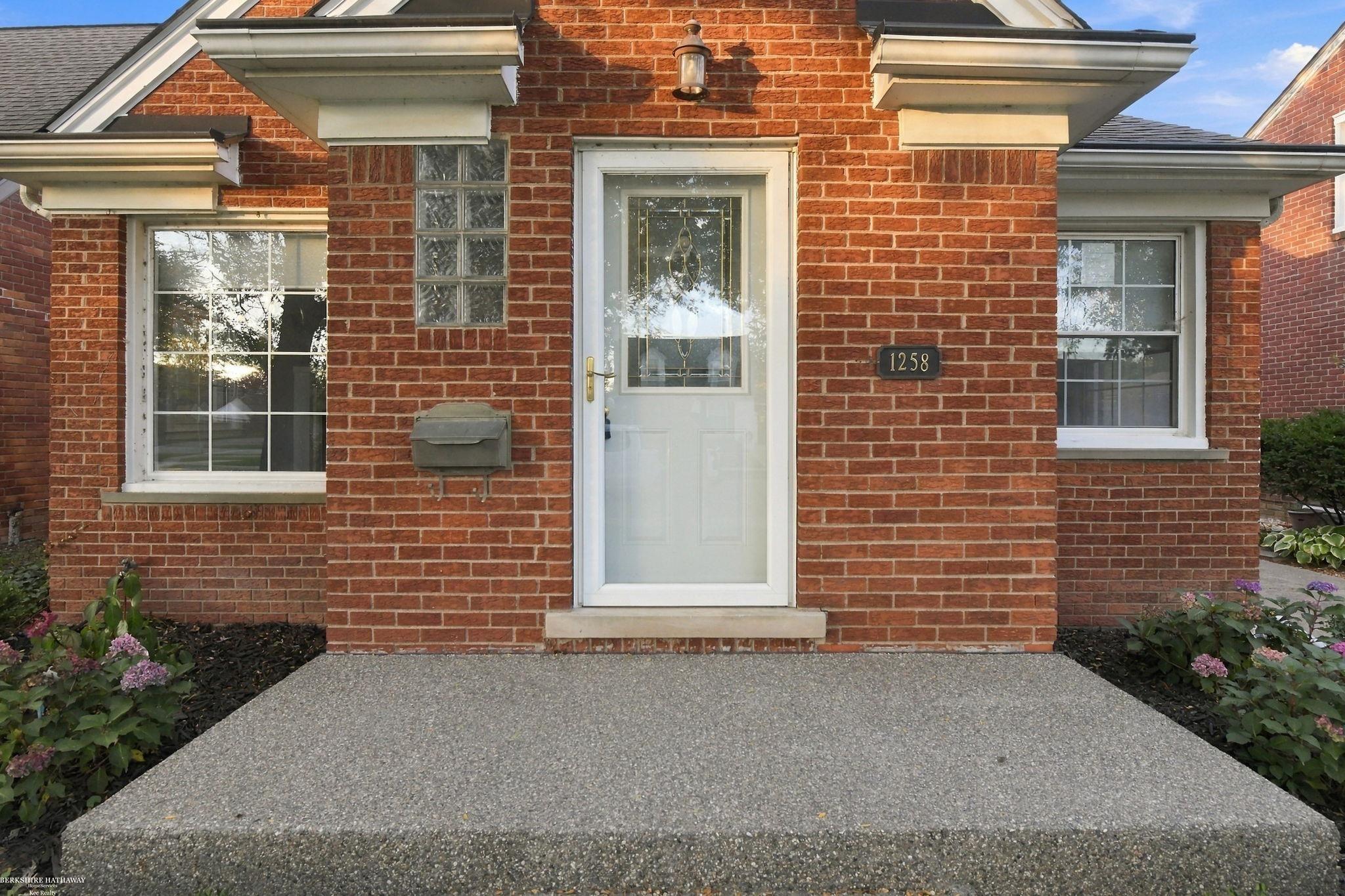 1258 Roslyn Road Property Photo 2