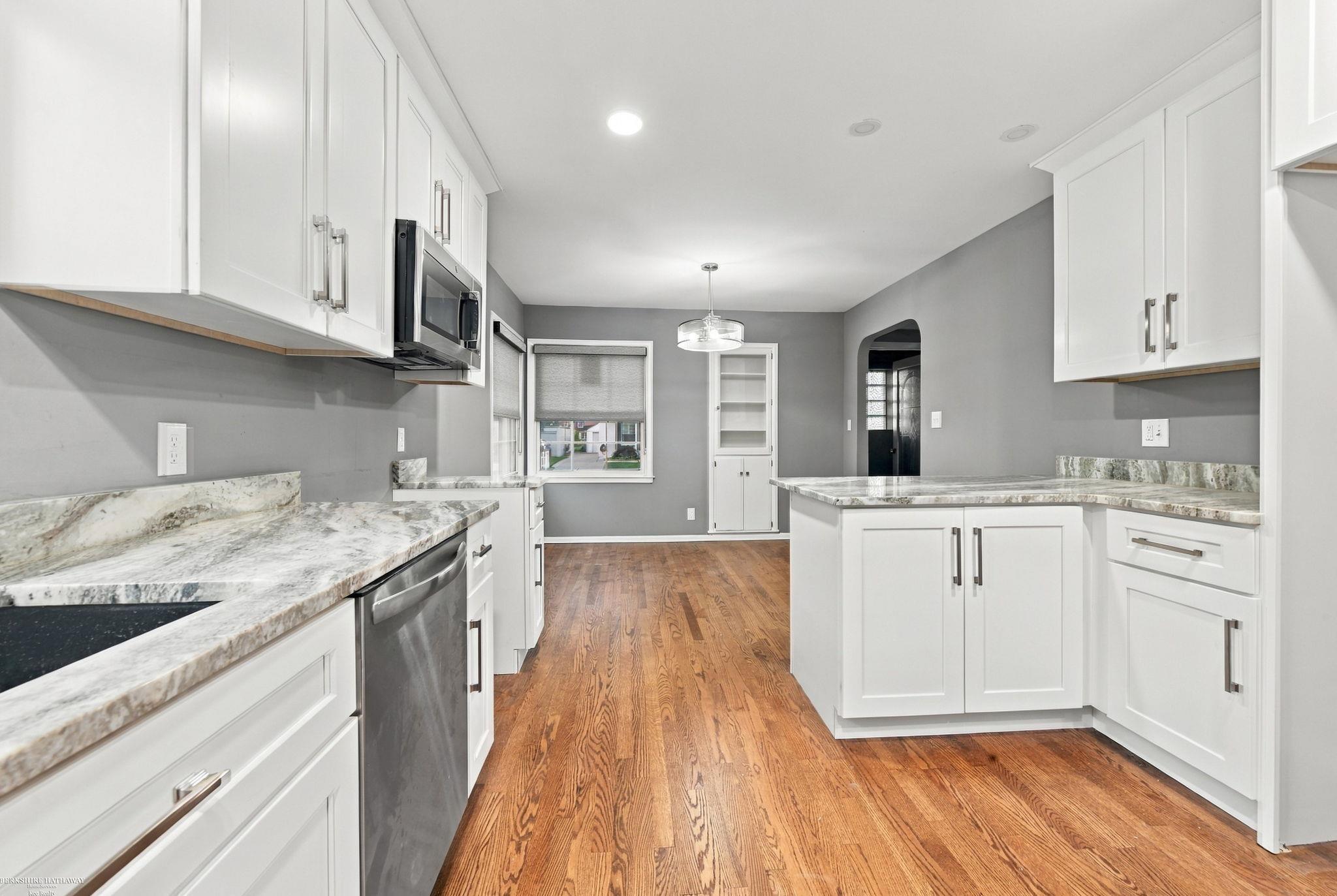 1258 Roslyn Road Property Photo 8
