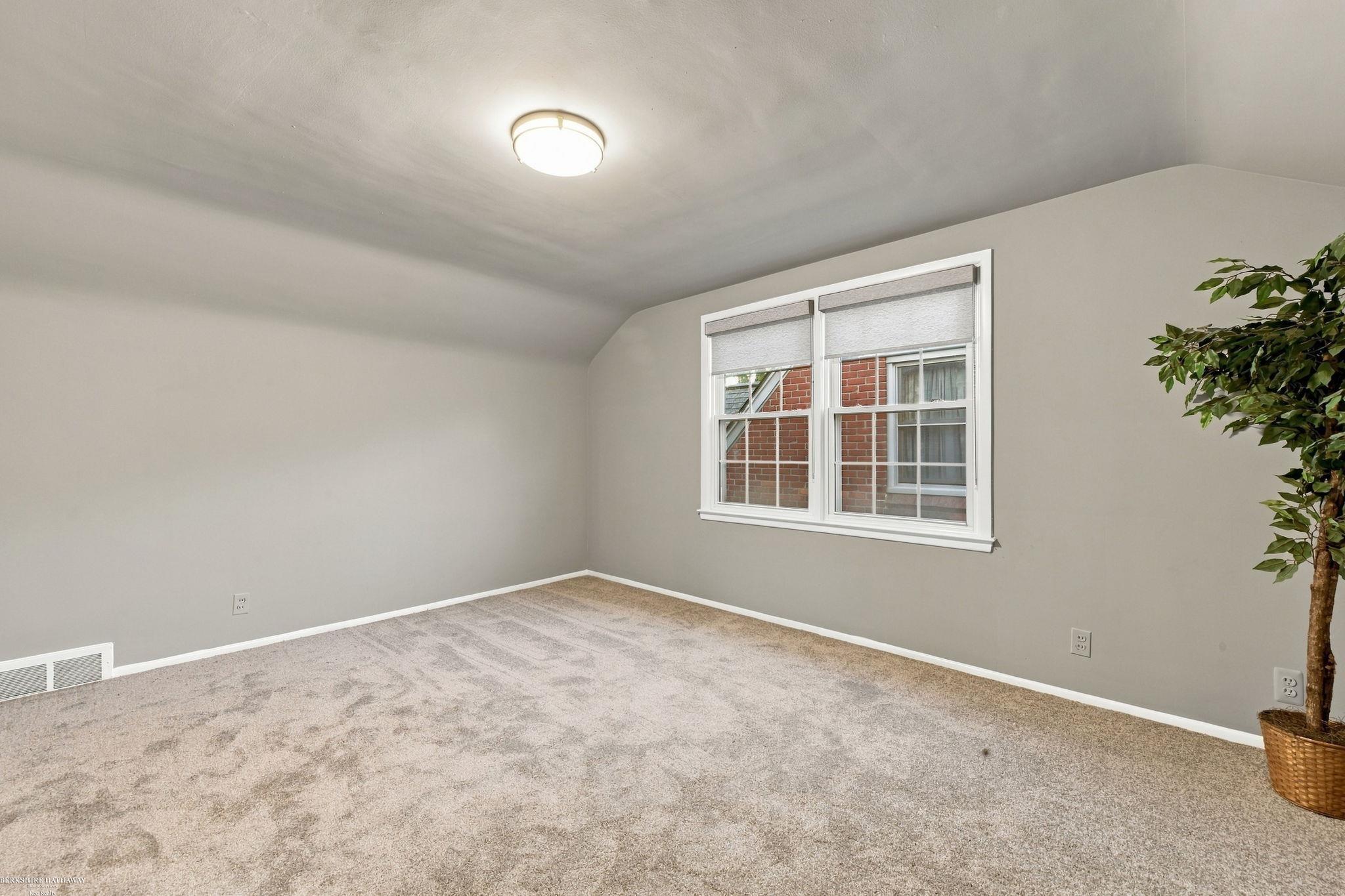 1258 Roslyn Road Property Photo 18