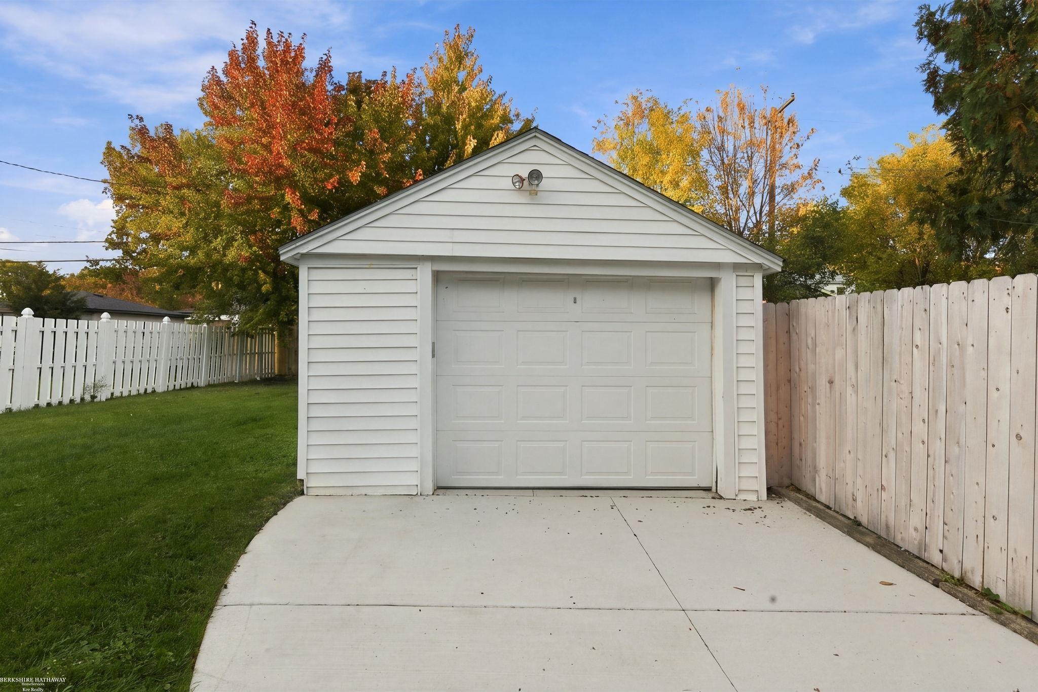 1258 Roslyn Road Property Photo 24