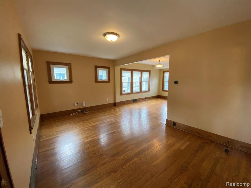 811 Hilldale Drive Property Photo 2