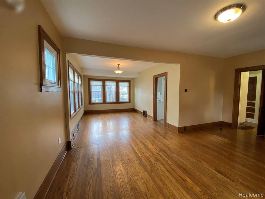 811 Hilldale Drive Property Photo 3