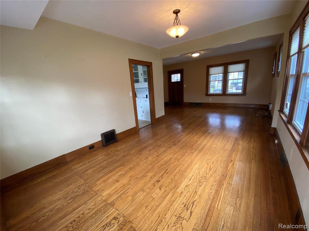 811 Hilldale Drive Property Photo 4