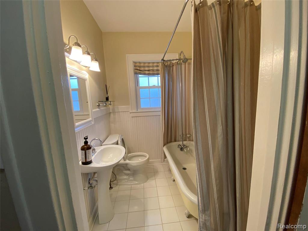 811 Hilldale Drive Property Photo 9