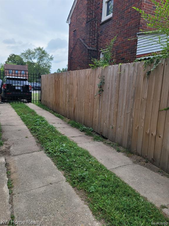 7266 W Outer Drive Property Photo 2