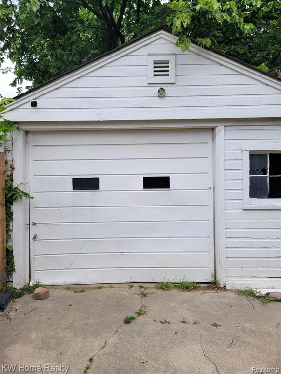 7266 W Outer Drive Property Photo 4