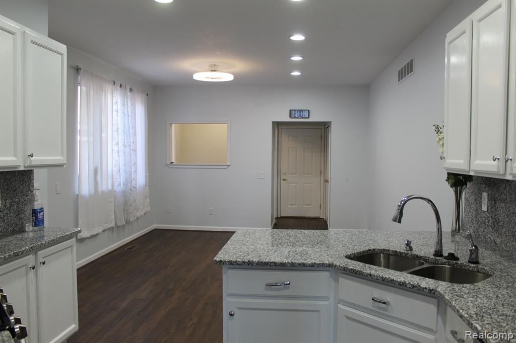 235 Windward Property Photo 3