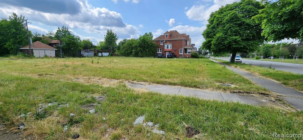 885 E Grand Boulevard Property Photo 2