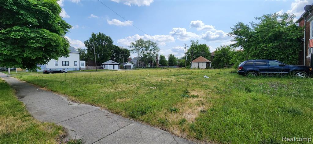 885 E Grand Boulevard Property Photo 4