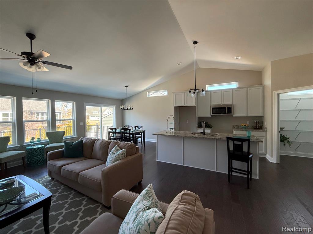 1034 Camellia Circle Property Photo 8