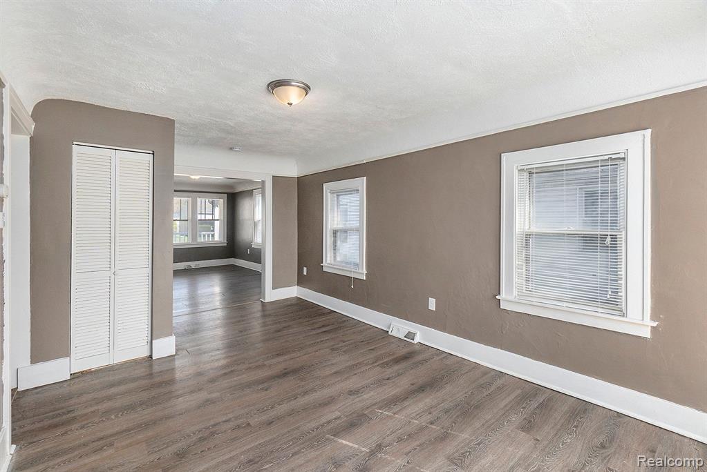 23019 Donald Avenue Property Photo 8