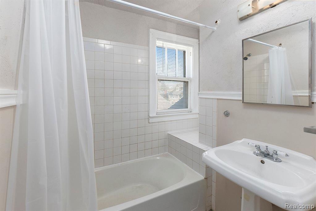 23019 Donald Avenue Property Photo 13