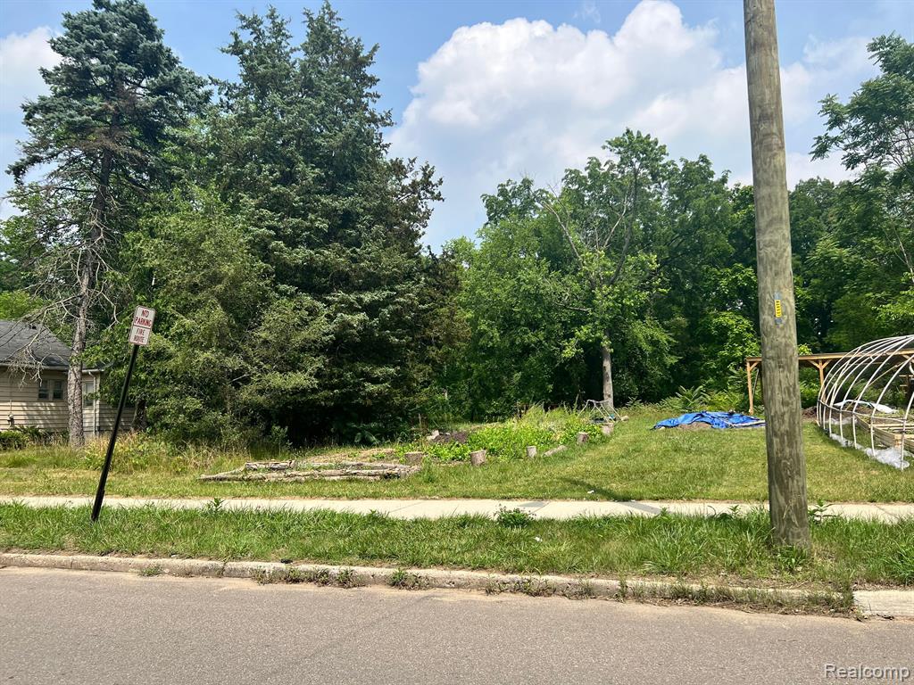 17572 TRINITY Street Property Photo 1