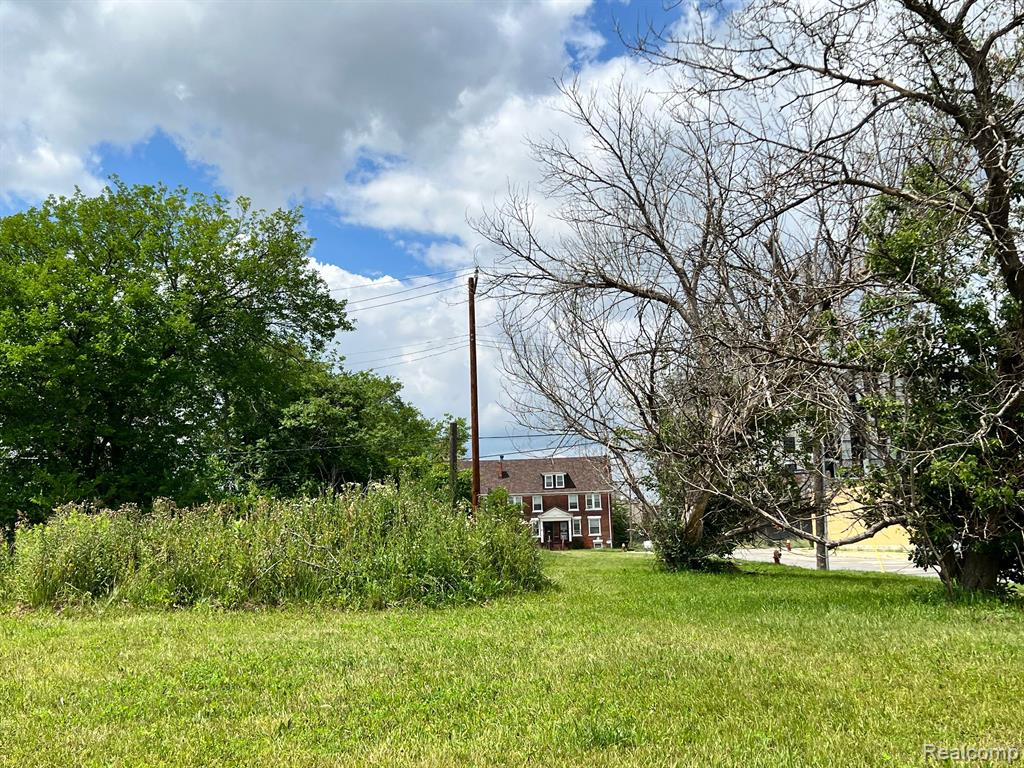 571 E Edsel Ford Freeway Property Photo 2