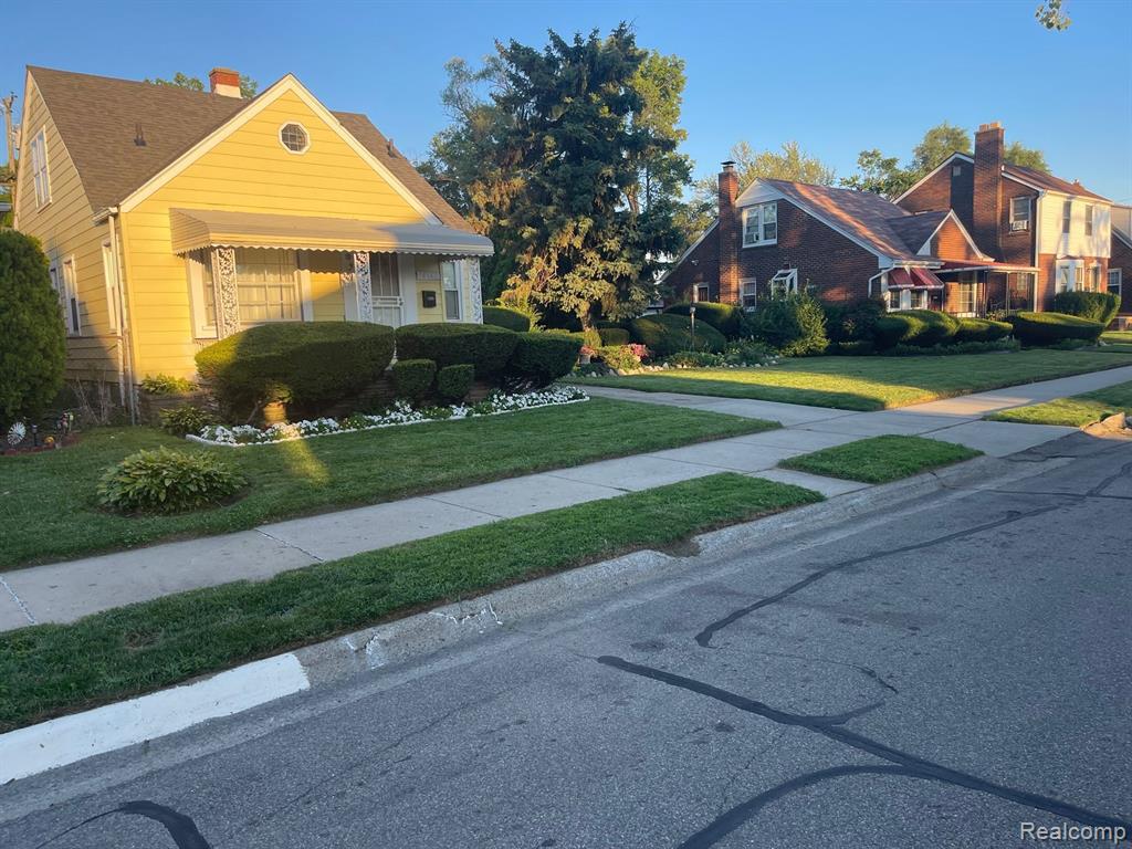 18660 Charest Street Property Photo 3