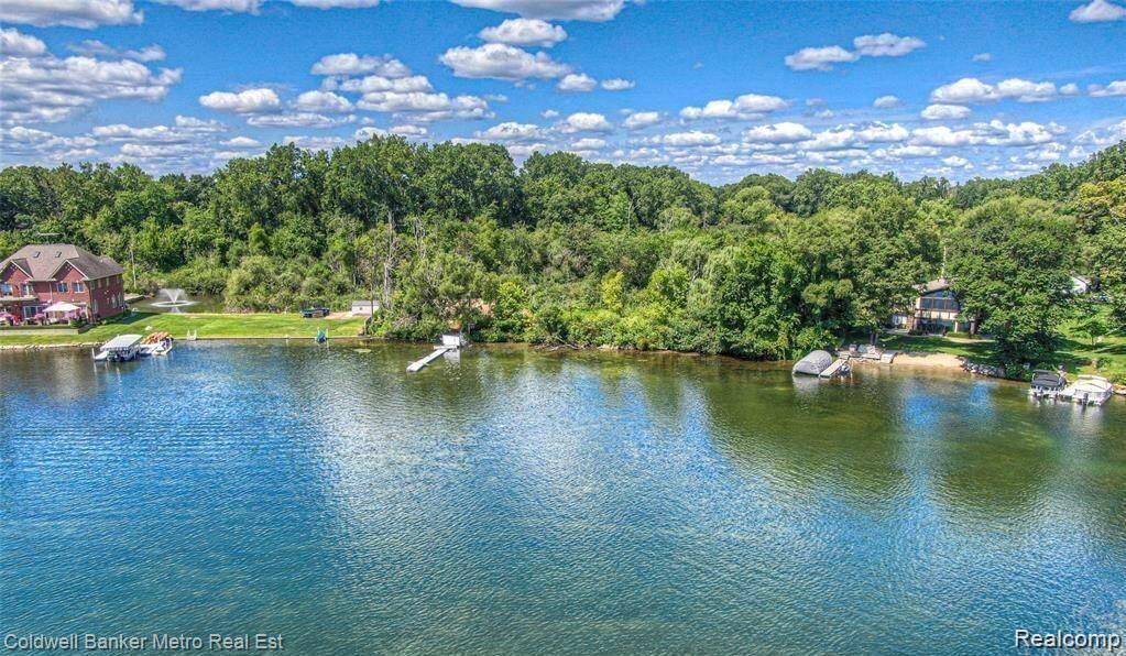 2577 Midwood Property Photo 3