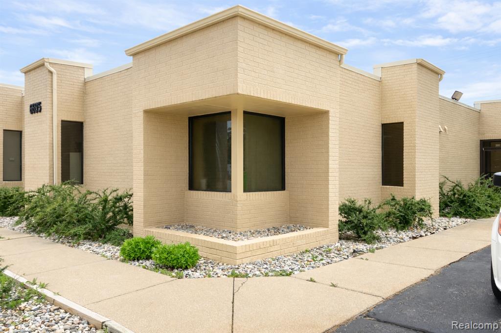 6695 Highland Road Property Photo 1