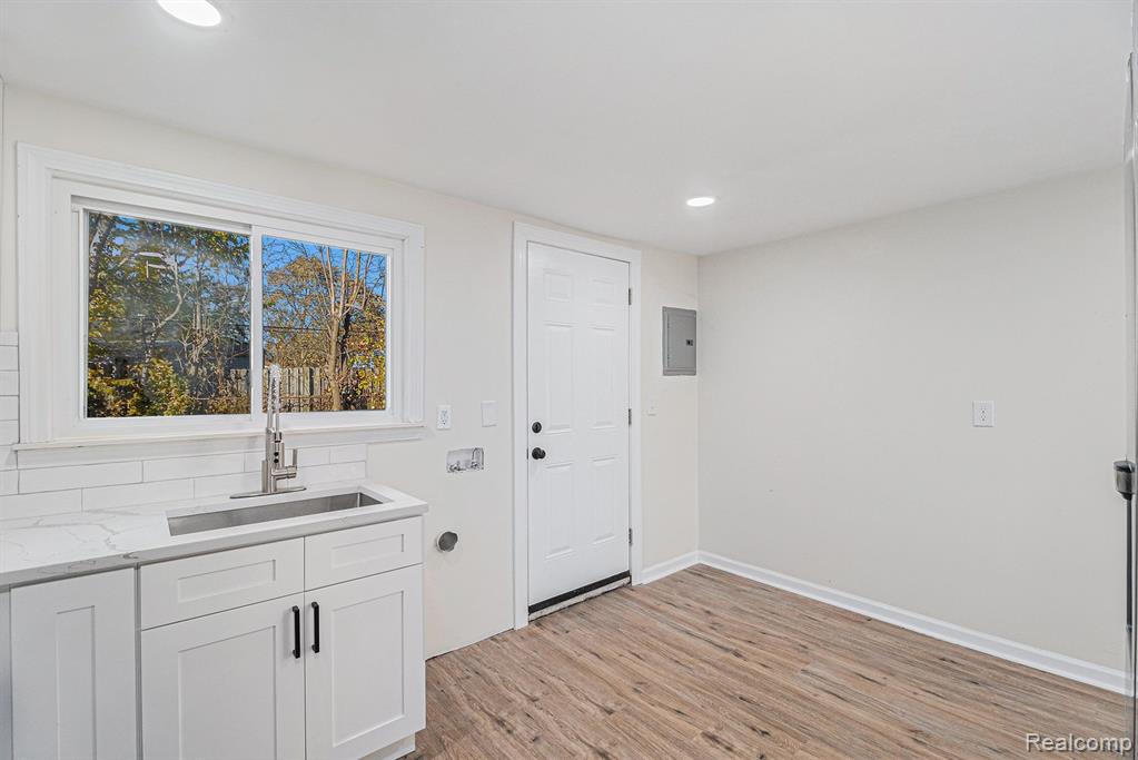 408 W Jarvis Avenue Property Photo 10