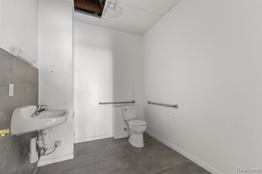 25420 Grand River Avenue Property Photo 15